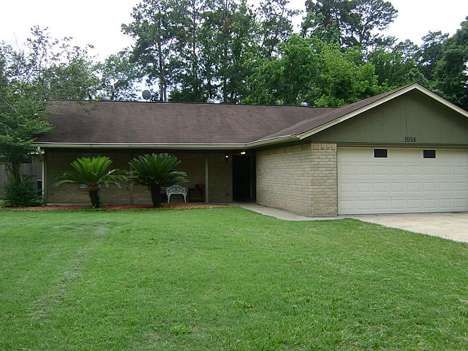 lOVELY ONE STORY WITH POOL/SPA AND COVERED PATIO!