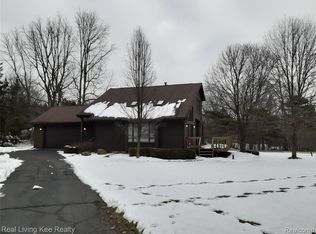 1036 Walnut Grove Dr, Rochester Hills, MI 48306