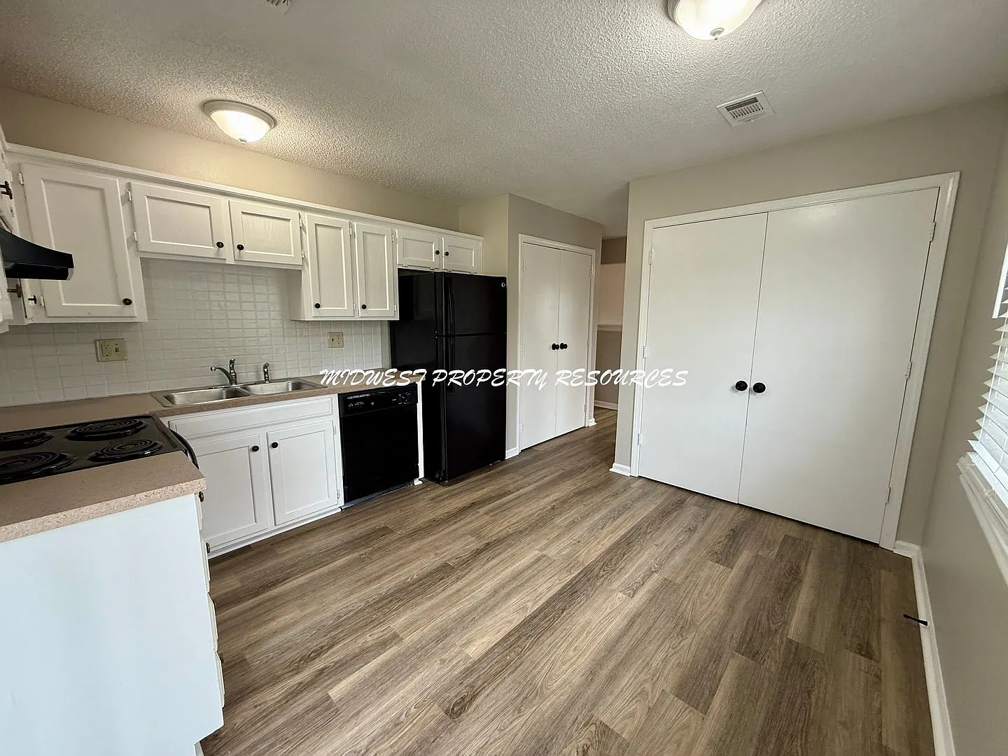 2 Bedroom Duplex w/ Garage — Photo 3