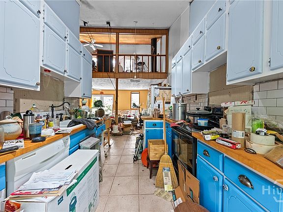 4th image of 215 Goldfinch Drive