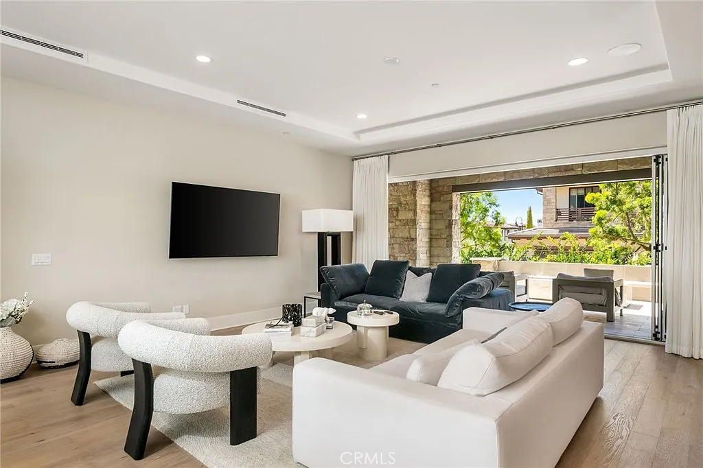 3 bed, 3.5 bath, 3871 sqft, $21,000 — Photo 1
