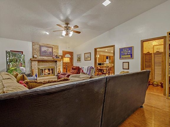5th image of 270 Parkway Dr