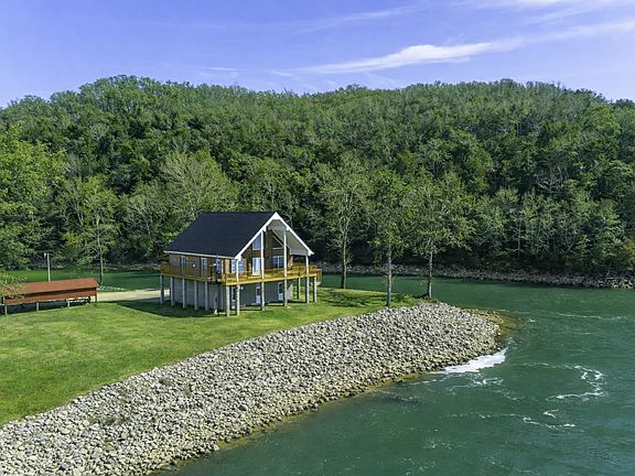 2nd image of 600 River Rd