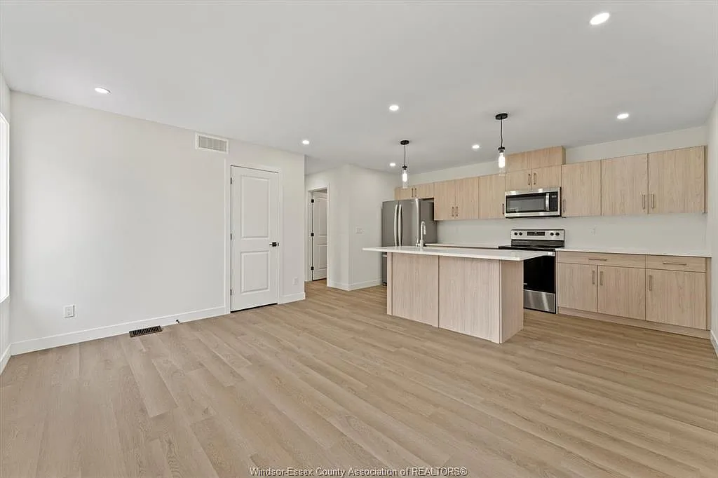 3 bed, $3,000 — Photo 3