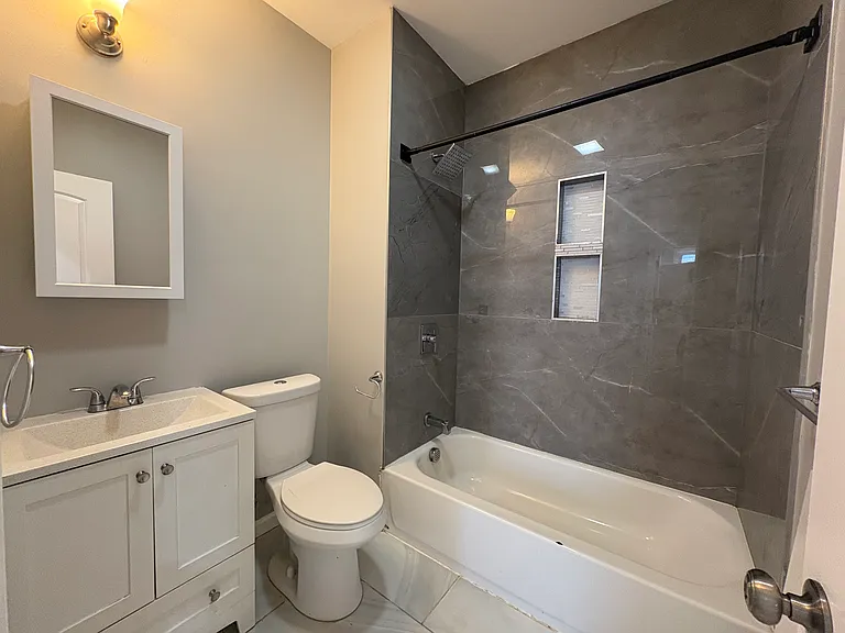229 21st St #B — Photo 4