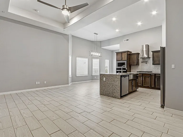 212 Lydia St — Photo 5