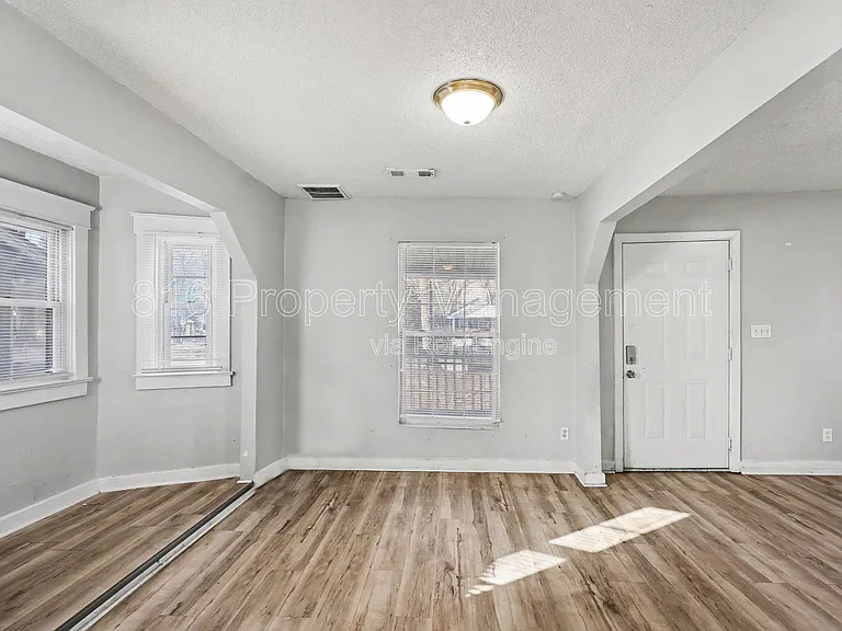 7237 Wabash Ave — Photo 3