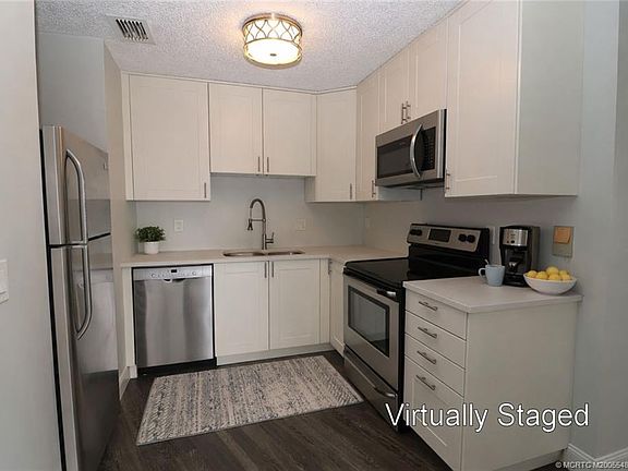 3rd image of 2083 NE Collins Cir APT 8-90