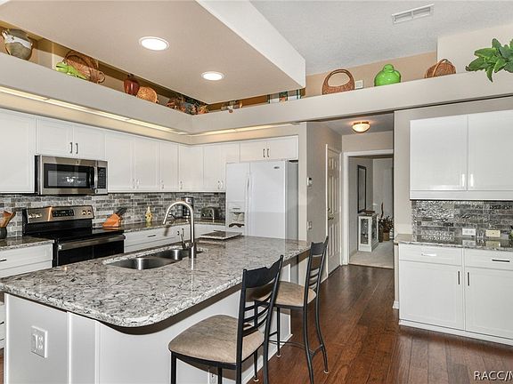 3rd image of 17 Oak Village Blvd S