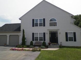 2037 Rolling Meadow Dr, Macungie, PA 18062