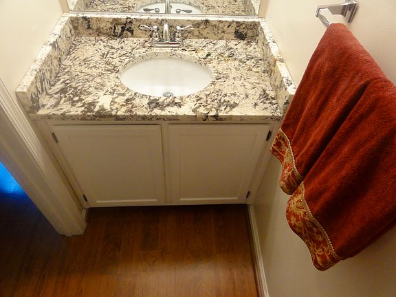 1st FLR 1/2 bath