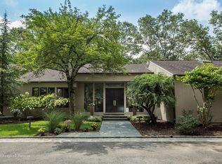 80 Rodeo Dr, Syosset, NY 11791