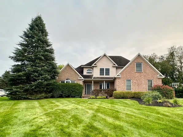 12868 Burgandy Dr, South Lyon, MI 48178