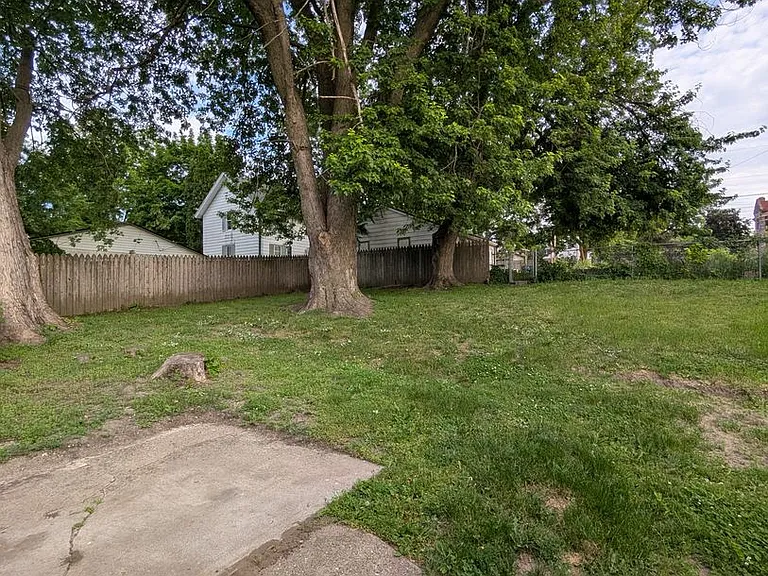 1009 W 10th St — Photo 3