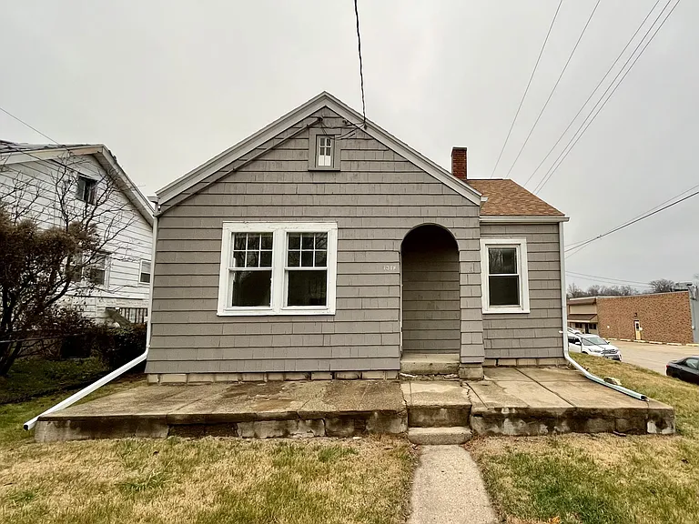 1319 E Lake Ave — Photo 2