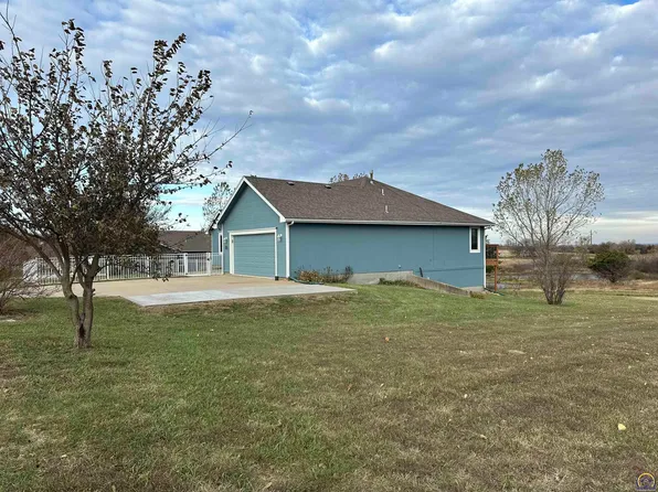 9740 SW Deer Trail St, Topeka, KS 66610
