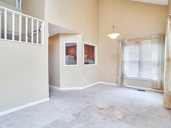 5th image of 9 Hickory Wood Sq