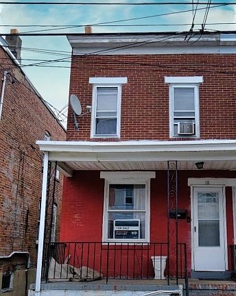3rd image of 18 Dexter St