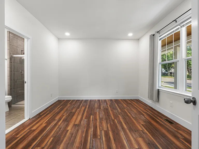 435 Hiscock St — Photo 29