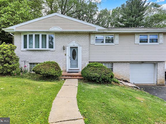 2nd image of 3020 Elm Rd