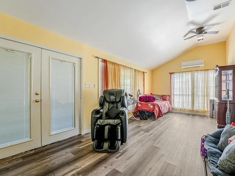 301 N Thomson Ave — Photo 19