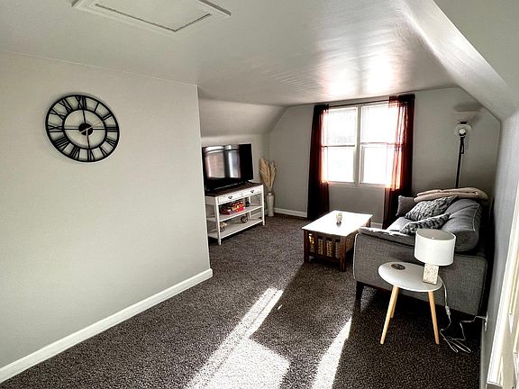 2nd image of 5660 N Vernon St #2