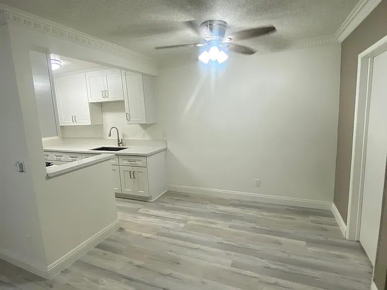 409 South Manhattan Place Apartments — Photo 4