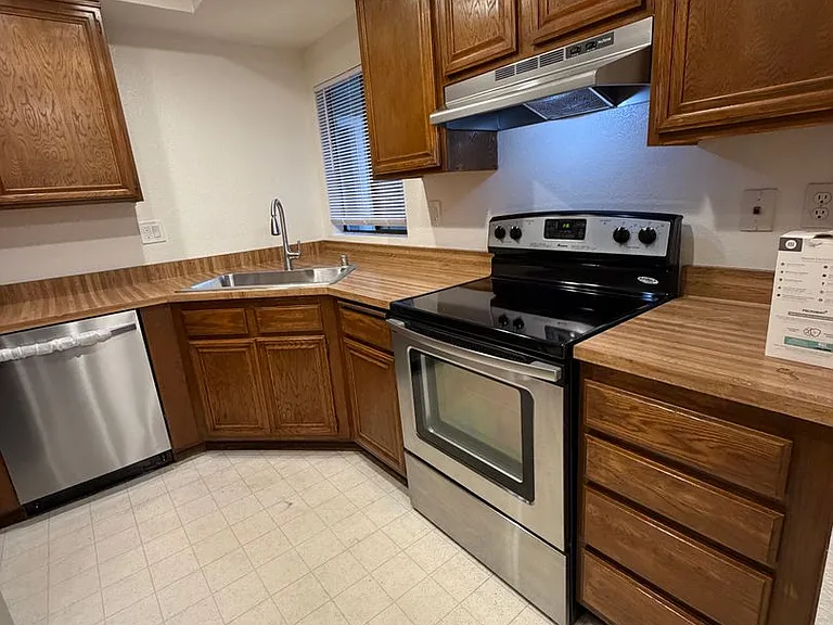 1665 Braddock Ct — Photo 2