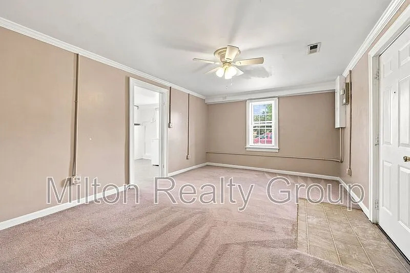 2 bed, 1.0 bath, $1,050 — Photo 2