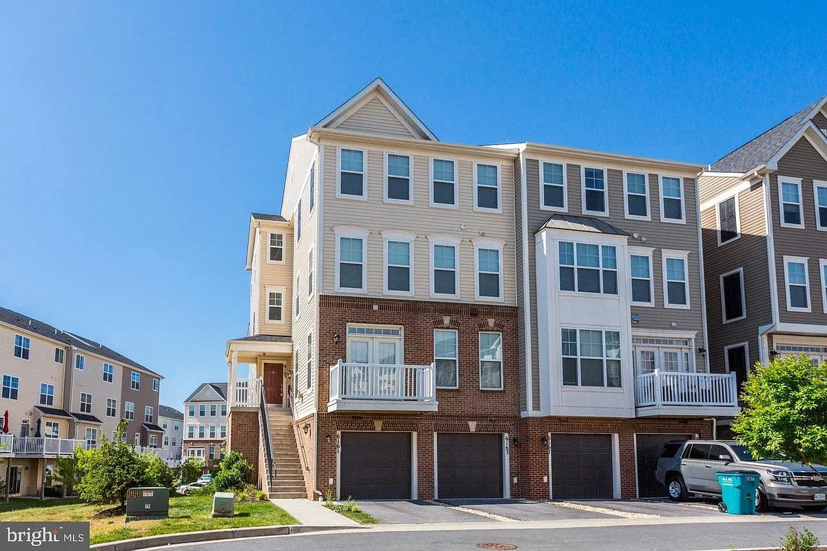 3 bed, 2.5 bath, 2174 sqft, $2,900 — Photo 1