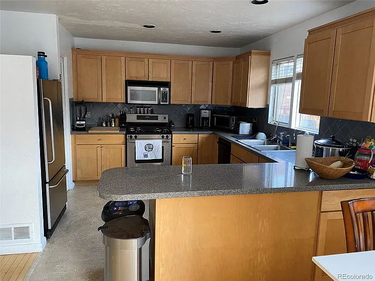 64 W Irvington Pl — Photo 3
