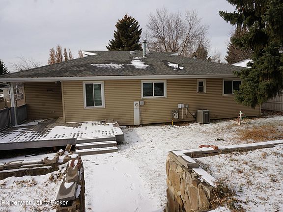 2nd image of 952 2nd Ave E
