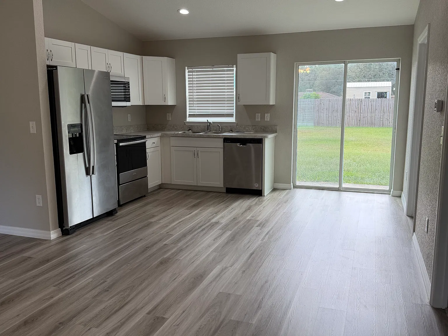 3 bed, 1000 sqft, $1,600 — Photo 2