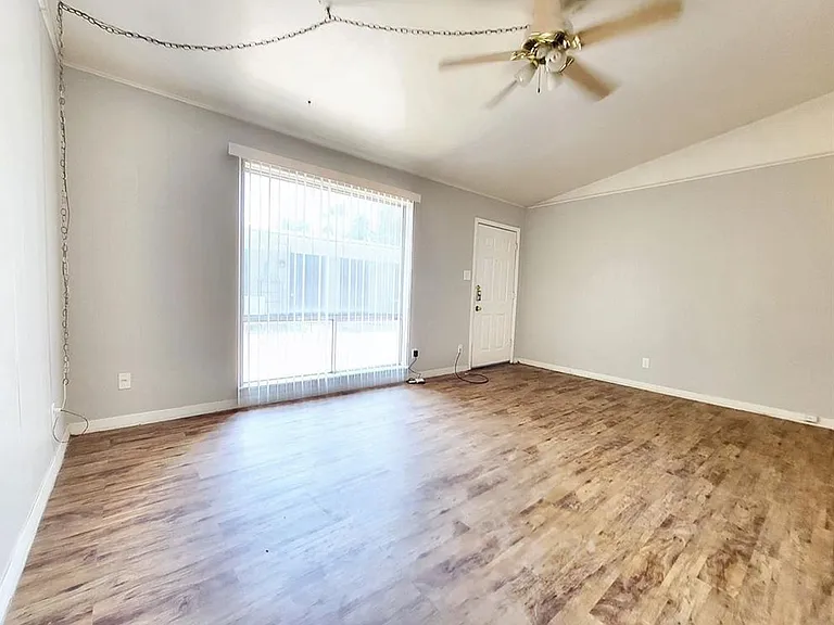 618 W 51st St #101 — Photo 10