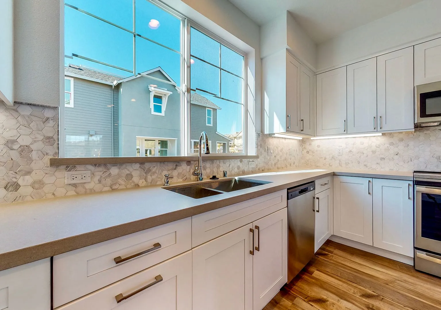 Beautiful Newly Constructed Fountain Grove 3 Bedroom 2.5 bathroom Townhome with A/C and Solar — Photo 4