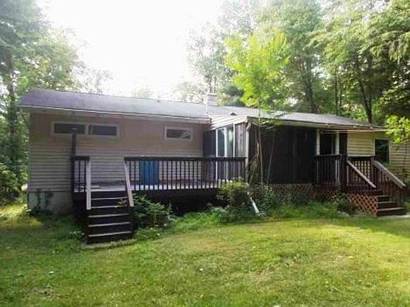 2nd image of 19 E Brook Ln