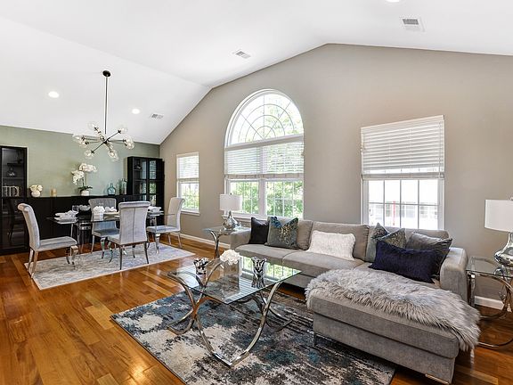 3rd image of 220 Waverly Pl