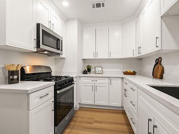 5th image of 107 Stephen Street
