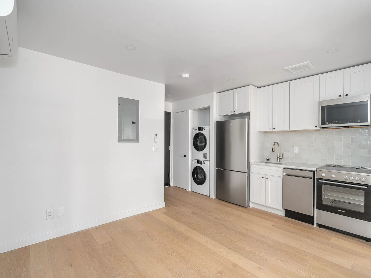 101 Smith Street — Photo 4