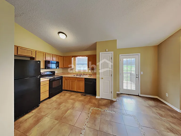 220 Remington Ct — Photo 8