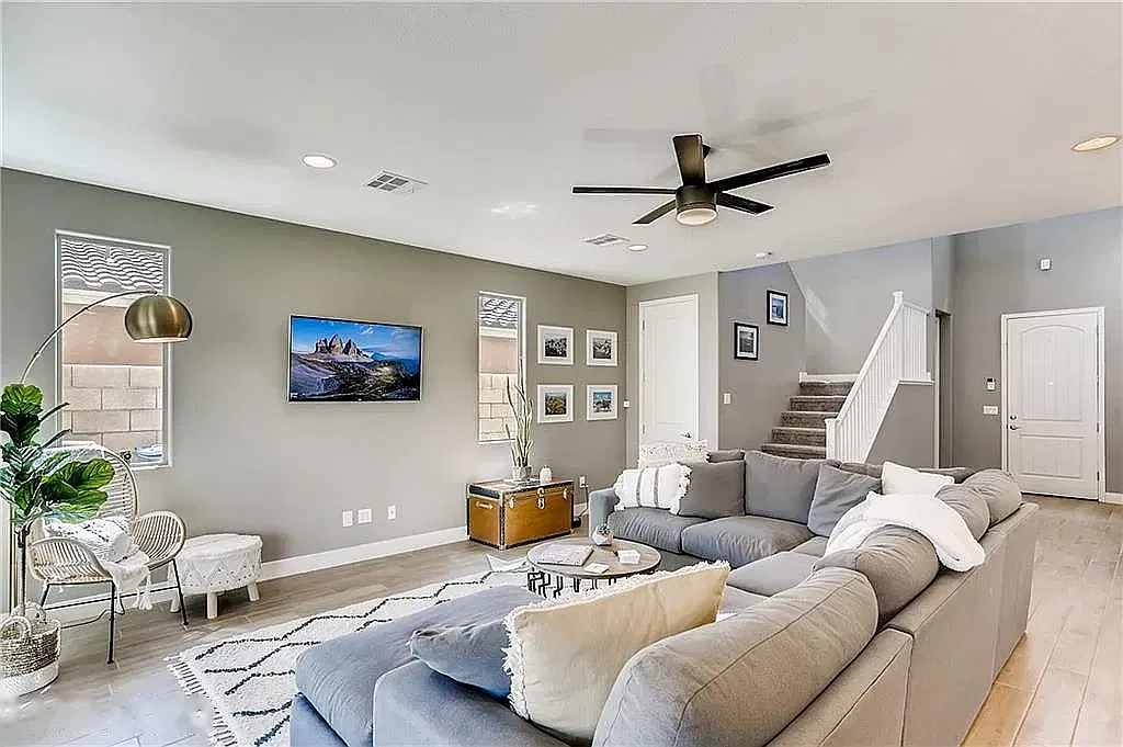 3 bed, 2.5 bath, 2638 sqft, $3,600 — Photo 3