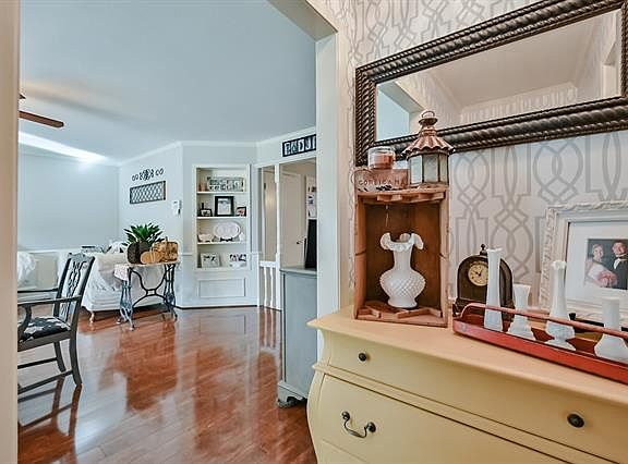 3rd image of 2405 Love St
