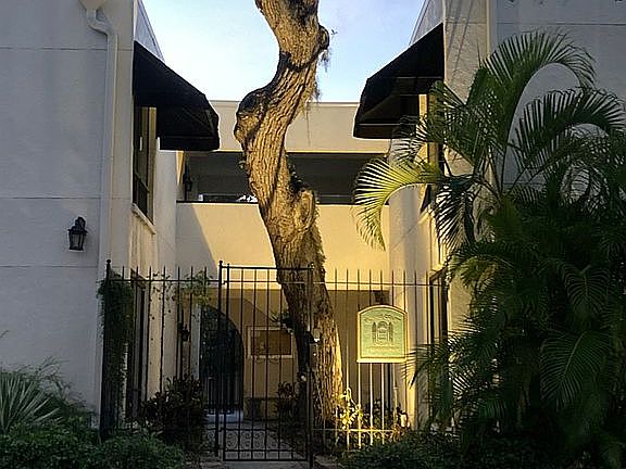 2nd image of 1542 Oak St Unit 4