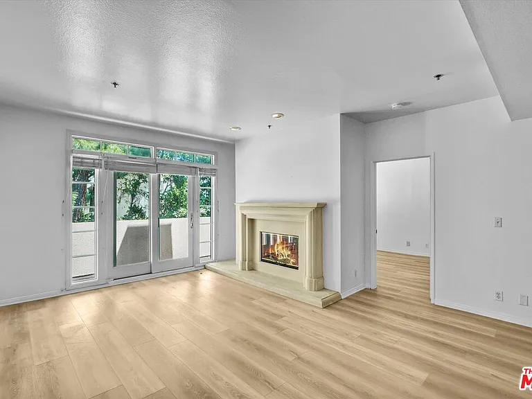 2222 N Beachwood Dr #302 — Photo 18