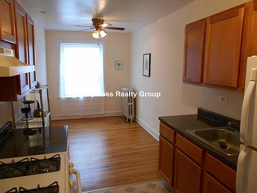 2nd image of 1458 W Thorndale Ave #1