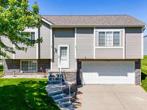 1504 Lakewood Dr, Papillion, NE 68046
