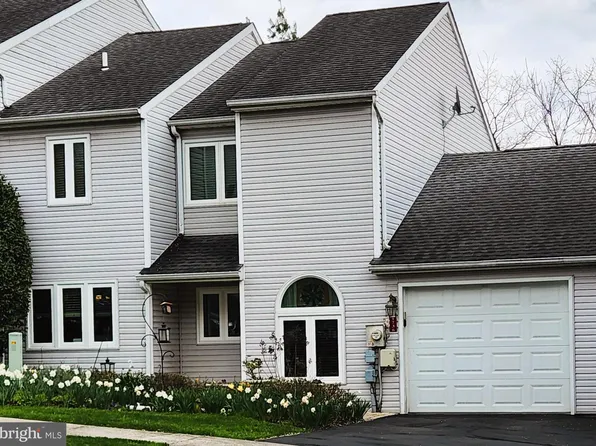 1736 Creek Vista Dr, New Cumberland, PA 17070