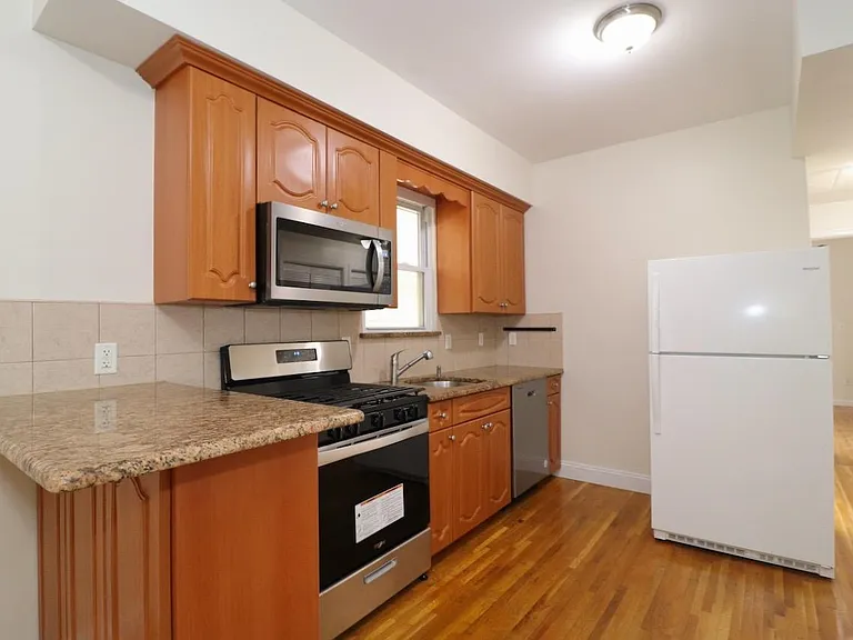 34 Court House Pl #2L — Photo 3
