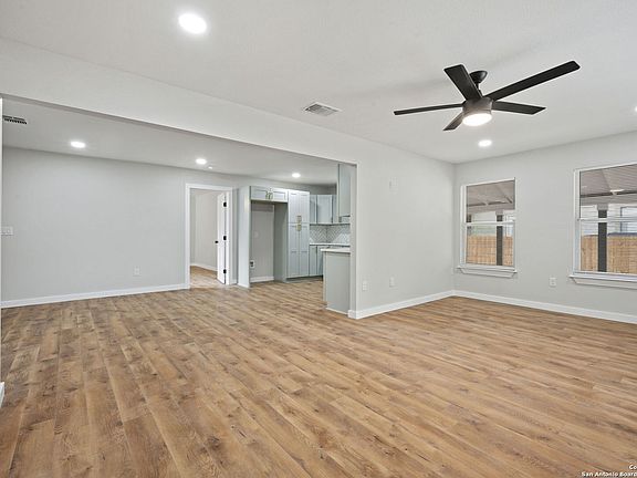 5th image of 122 HOLLYBERRY LN