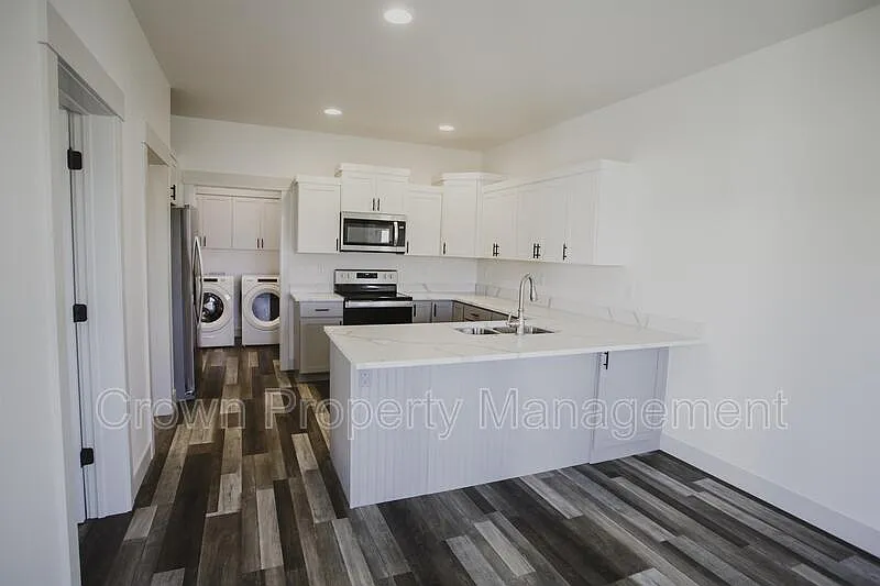3 bed, 2.5 bath, 2073 sqft, $3,500 — Photo 4